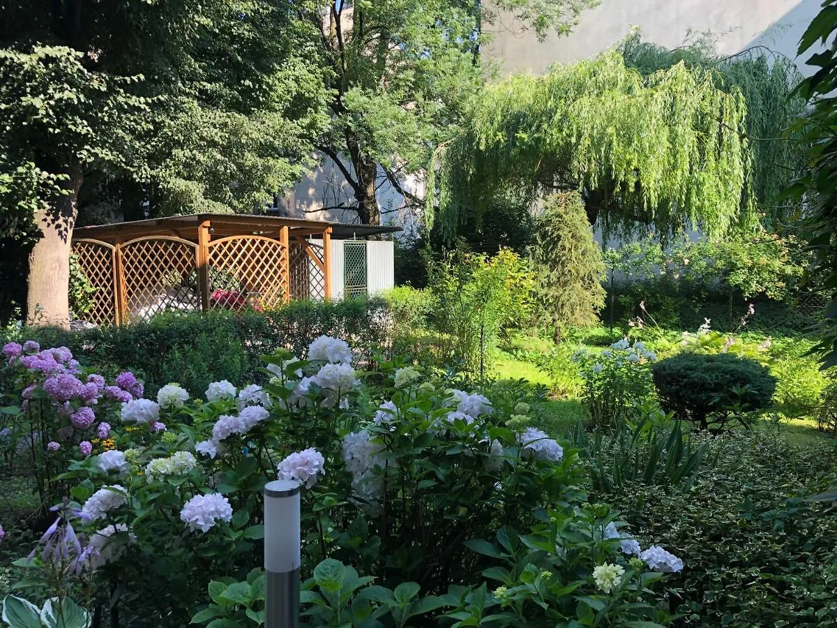 Studio Z Ogrodem Przy Starej Zajezdni Krakow 0*,  Poland