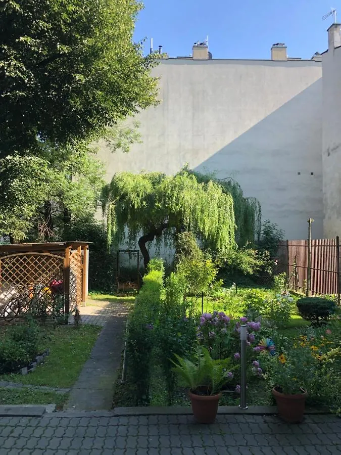 Studio Z Ogrodem Przy Starej Zajezdni Cracovia 0*,  Polonia